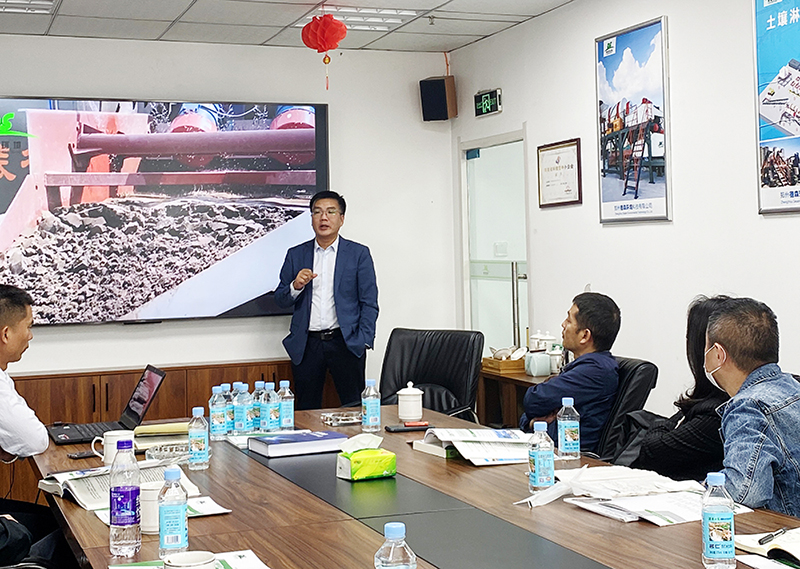 华中科技大学、中南大学一行莅临CQ9传奇电子生产基地会谈.jpg 华中科技大学、中南大学一行莅临CQ9传奇电子生产基地会谈